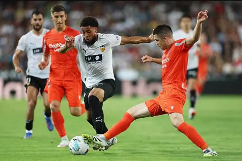 أوساسونا يحقق فوزه الأول في الدوري الإسباني على حساب فالنسيا